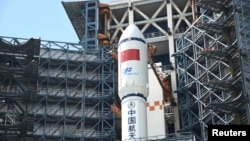 Космічний апарат «Тяньчжоу-1» («Небесний корабель») на стартовому майданчику у провінції Хайнань, 17 квітня 2017 року