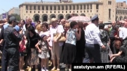 Акция протеста работников завода «Наирит» перед зданием правительства Армении, Ереван, 4 июня 2015 г. 