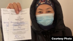 Кытай элчилигинин алдына Шинжаңдагы туугандарын бошотууну талап кылып чыккандардын бири Гаухар Курмангалиева.