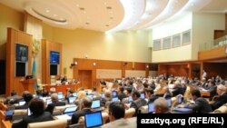 Депутаты мажилиса парламента на заседании палаты. Астана, 26 октября 2011 года.     