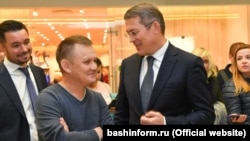 Камил Бузыкаев (уртада) күргәзмәсендә Радий Хәбиров (у) һәм Ростислав Морзагулов (с)