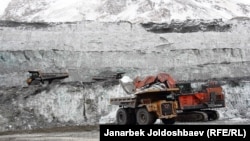 Перемещение ледника на Кумторе. Февраль 2013 года.