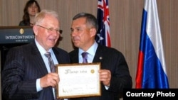 Татарстан президенты Рөстәм Миңнеханов Көньяк Австралия татар берләшмәсе президенты Рөстәм Садрига рәхмәт хатын тапшыра. 2001 ел