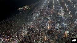 Зыяратчылар Маха Кумбха Мела фестивалында. 29-январь.