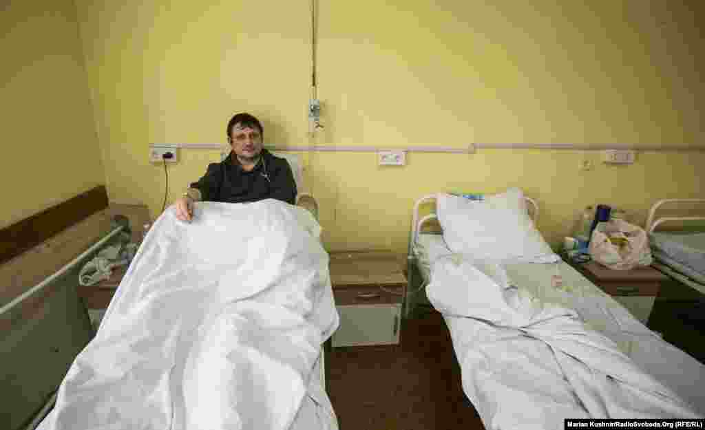 &laquo;Я вже більше ніж три тижні хворію. В лікарні я уже другий тиждень. Насправді, це зовсім не весело. Краще поберегтися, одягнути маску і не відвідувати жодних публічних заходів&raquo;, &ndash; каже Володимир. Нині він користується концентратором кисню, адже сатурація в крові ще досить низька. Та ще деякий час тому його стан був набагато гірший, адже йому довелося задіювати апарат штучної вентиляції легень. Чоловік каже, що з того світу вибрався. Йому лише 40 років