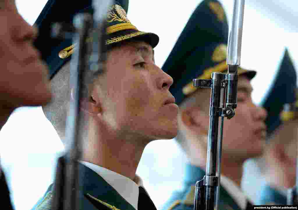 Кыргызстанга келген расмий конокторду тосуп алууда дайыма аскерлер катышат.&nbsp;