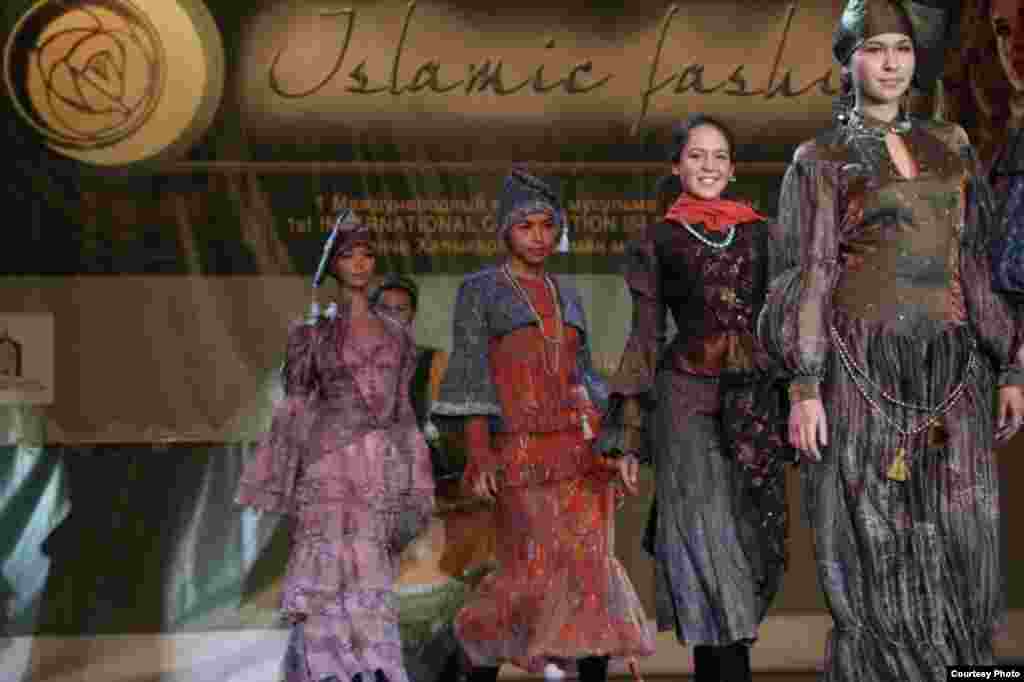 Казанда беренче тапкыр "Islamic clothes" халыкара мөселман модасы бәйгесе узды. Анда хатын-кызлар, ирләр һәм балалар өчен коллекцияләр тәкъдим ителде. Бәйгедә гомумән 40 модельер катнашты. Һәм 51 коллекциянең 10-ысы финалга узды. Дизайнерларның эше Pret-a-porte", "Du Luxe" һәм “Милли костюм” номинацияләре нигезендә бәяләнде. Беренче номинациядә жюри гран-при бирмәде. Калган ике номинациядә дә Казаннар җиңде: Эльмира Хаматова һәм Наҗия Вәлиева. 