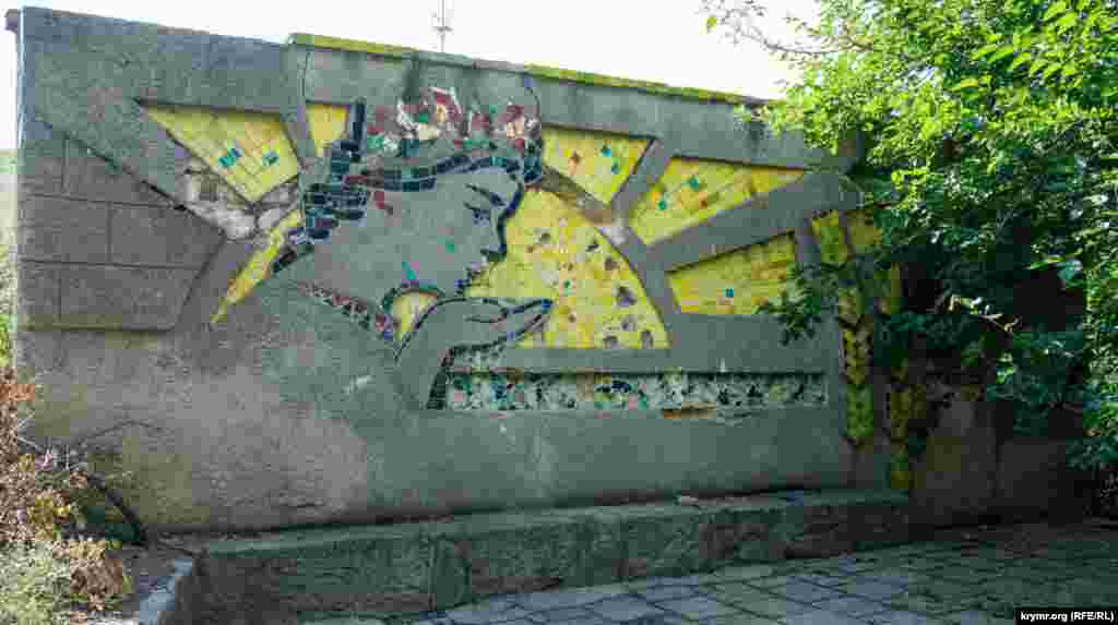 Мозаїчна стіна біля джерела