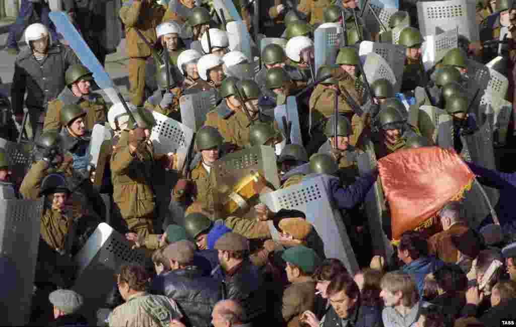 3-октябрда милиция менен парламенттин миңдеген тарапкерлери кагылышкан. 