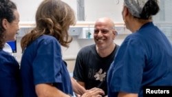 Шломи Зив барымтадан бошотулгандан кийин дарыгерлер менен сүйлөшүп жатат, 8-июнь, 2024-жыл