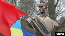 Памʼятник Роману Шухевичу в селі Білогорща Львівської області, архівне фото