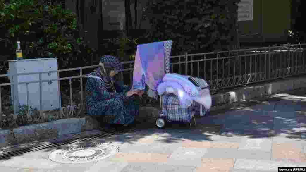 І поруч торговці чекають потенційних клієнтів зі своїм товаром