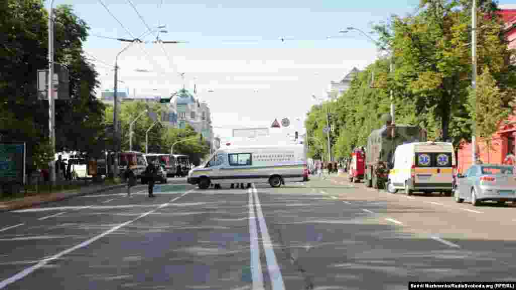 Место марша было заранее оцеплено полицией, чтобы не допустить стычек и столкновений.