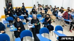 آرشیف - برگزاری آزمون کانکور در ولایت هرات. این تصویر جنبه تزئینی دارد