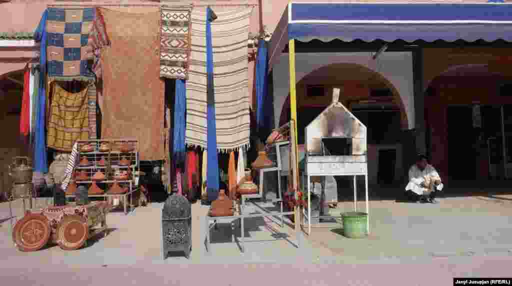 На фото магазин-базарчик для туристов в городе Агдз. Туризм второй главный источник доходов Марокко после производства фосфата. Правителство усиленно инвестирует в осуществление программы &laquo;Видение 2020&raquo;, по которому к 2020-году страна должна стать 20-ой самой туристической страной, планируется привлечь 20 миллионов туристов в год, а 20% доходов ВВП должны составить доходы от туризма. Маркетинг страны направлен на создание имиджа дешевой, экзотичной и безопасной страны.