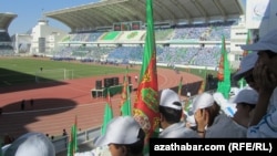 Ilkinji oýna tomaşa etmek üçin ýüzlerçe adam “Aşgabat” stadionyna baryp, bu ýaryşa tomaşa edip bilmän, yzlaryna dolanmaly boldular. Aşgabat, 20-nji sentýabr, 2012.