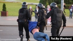 Իրավապահները բերման են ենթարկում ցուցարարներից մեկին։ Մինսկ, 23-ը սեպտեմբերի, 2020 