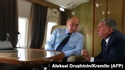 Prezident Vladimir Putin (solda) Rosneftin rəhbəri Igor Sechin-lə  Kemerovoya uçarkən (2018-ci il)