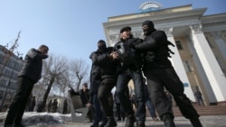 "Нұр Отан" саяси партиясының кеңсесі алдына келген адамдарды полиция ұстап жатыр. Алматы, 27 ақпан 2019 жыл.