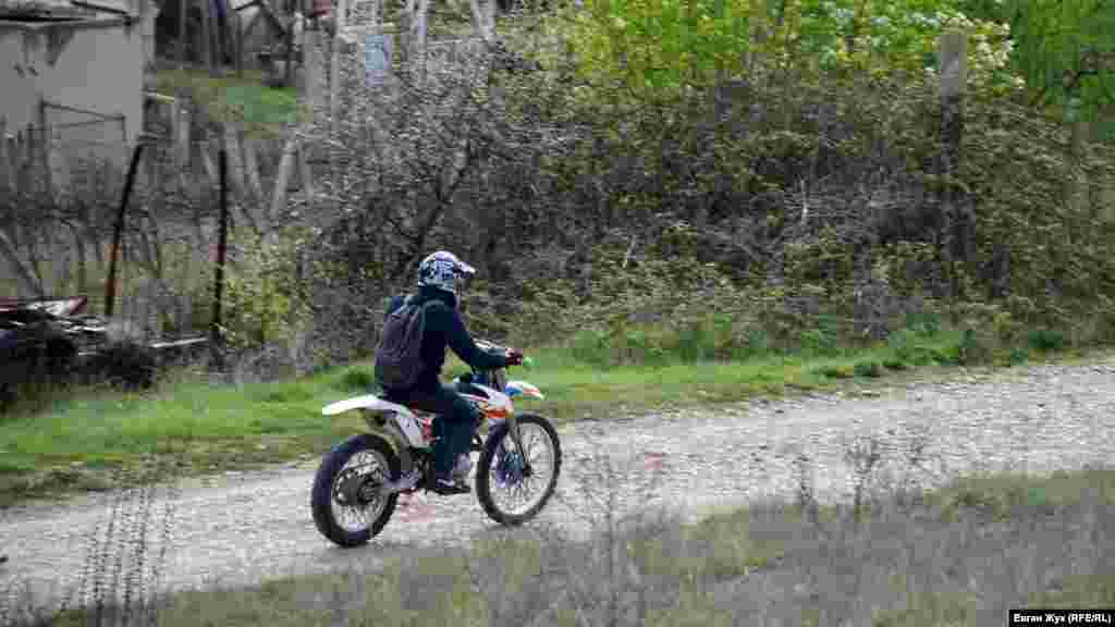 Мотоциклист направляется в горы
