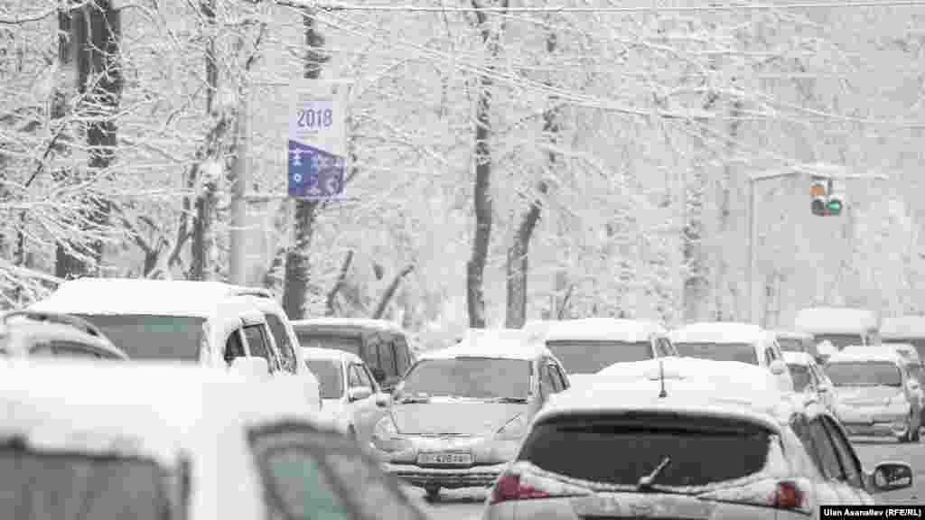 27-декабрга караган түнү жааган кардын кесепетинен Бишкек, Токмок шаарларынын, Чүй жана Талас облусунун айрым аймактарында электр линиялары үзгүлтүккө учурап, электр жарыгы өчкөн.