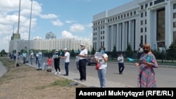 Protesters in front of the Prosecutor-General's Office in Nur-Sultan on June 28.