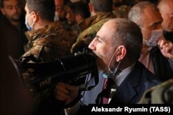 Армениянын премьер-министри Никол Пашинян өзүнүн кызматтан кетишин талап кылган нааразылык жыйыны маалында. Еревандагы "Эркиндик" аянты. 2020-жылдын 18-ноябры.