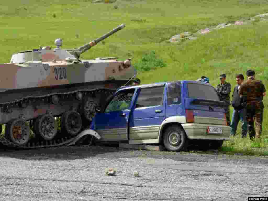 Өзбек танкы кыргыз жаранынын унаасын тебелеп кетти  -  Өзбекстан Сох анклавынан согуштук техникасын чыгарып баратканда бир өзбек танкасы кыргыз жараны Анарали Абдураимовдун женил автомобилин тебеле кетти. 2-июнь, 2010-жыл.