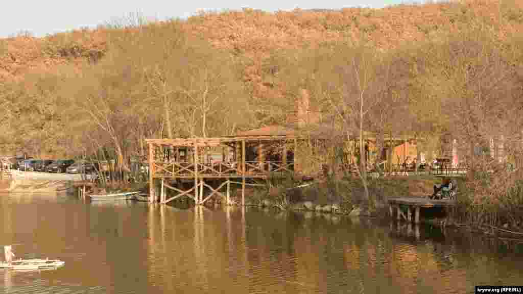 На прибудованій дерев&#39;яній веранді мисливського будиночка можна спокійно посидіти, попити кави, чаю і помилуватися природою