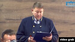 16 жастағы Шерзат Полаттың өліміне қатысты іс бойынша үкім оқып тұрған судья Ержан Жанұзақов. Талдықорған, 5 маусым 2025 жыл.