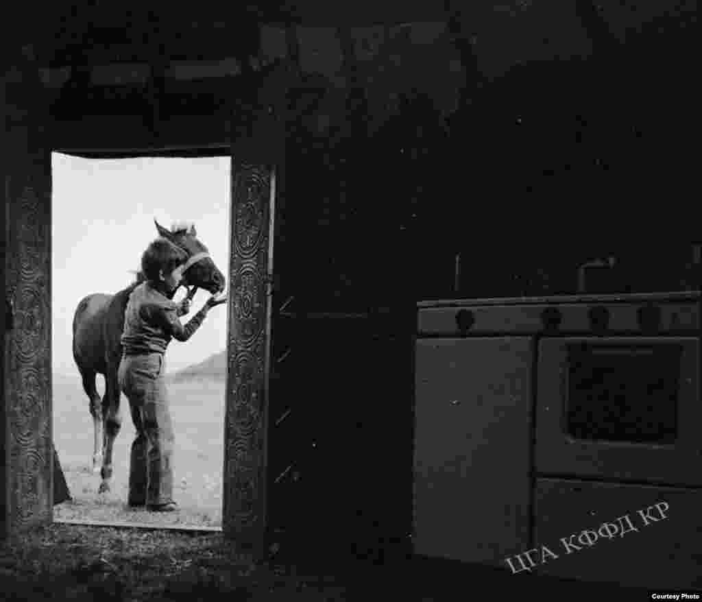 Кадр из фильма Усенжана Ибрагимова &quot;Аманат&quot; (&quot;Как пишется слово Солнце&quot;), 1978 год .