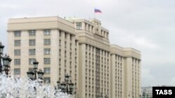 Многие наблюдатели отмечают, что депутаты стараются заработать на амнистии дополнительную популярность