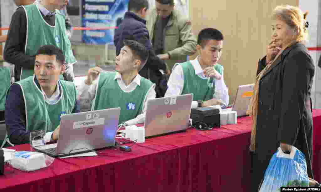 Кыргызстанда президент алты жылга шайланат.&nbsp;Учурдагы мамлекет башчы Алмазбек Атамбаевдин президенттик мөөнөтү 1-декабрда аяктайт. 