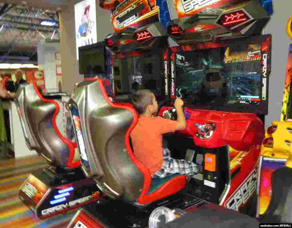 &quot;Ýimpaş&quot; söwda merkezinde oýun oýnaýan çagalar.