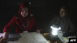 Багдаддын четиндеги шиилердин жөлөгү эсептелген Садр шаарчасында шайлоо комиссиясынын сүчөлөрү бюллетендерди ташчырактын жарыгында санашууда. 7-март 2010