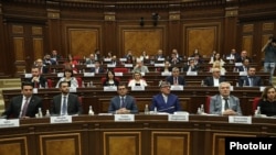 Իշխող «Քաղաքացիական պայմանագիր» խմբակցության պատգամավորը Ազգային ժողովում, արխիվ