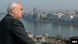 Основные претензии к нововведениям в российском выборном законодательстве, значительно ущемляющим права россиян и фактически лишающим их права на свободные выборы, президент Международного фонда социально-экономических и политологических исследований Миха