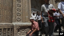 Уйгырлар җомга намазыннан соң Кашгар мәчетеннән чыга