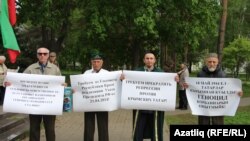 Zorlukly göçürilmelere garşy piket edýän tatarlar. 18-nji maý, 2019.