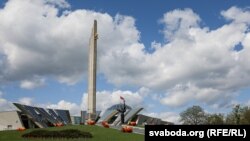 Стэла «Менск — горад-герой», ілюстрацыйнае фота