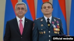 Президент Армении Серж Саргсян (слева) и заместитель начальника полиции Еревана Валерий Осипян, Ереван, 21 сентября 2015 г.