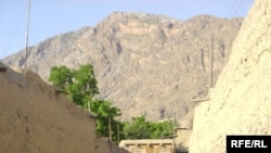 Тажикстандын Чоркух айылынан бир көрүнүш. Тоо арасындагы бул айылдын атын кыргызчалаганда төрт тоо деген маани берет.