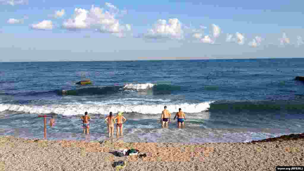Большие штормовые волны, возникшие вследствие ухудшения погоды в Севастополе, мешали отдыхающим купаться в море, 15 августа 2016 года