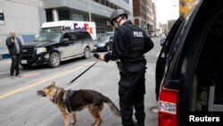 22-октябрда ардактуу күзөттө турган жоокерди  беткапчан адам атып кетти. Кандуу окуядан кийин ордолуу шаар Оттавада коопсуздук чаралары күчөтүлдү. 22-октябрь, 2014-жыл.  