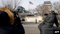 Журналісти збираються біля місії Сполучених Штатів Америки в Женеві, 23 листопада 2025 року, перед обговоренням плану США щодо припинення війни РФ в Україні