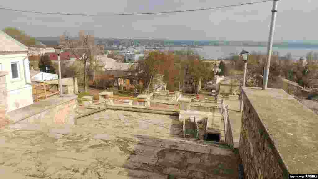 Декоративные каменные вазоны, украшавшие Большую Митридатскую лестницу, исчезли