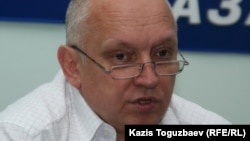 Тіркелмеген "Алға" партиясының жетекшісі Владимир Козлов баспасөз мәслихатын беріп отыр. Алматы, 2 қыркүйек 2010 жыл.  