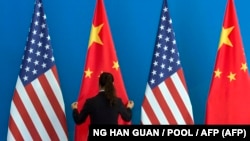 Бир жылдан бери "соода согушу" деп аталып жаткан талашта Вашингтон менен Бээжин бири-  биринин жалпы баасы 360 миллиард доллардык товарына бажы тарифтерин көтөргөн.  