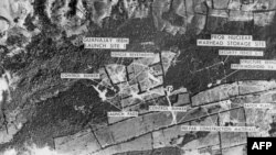 Фотография военной базы с ракетами средней дальности, сделанная американским самолетом-разведчиком на Кубе в октябре 1962 года