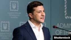 Серед тих, кого хоче люструвати Зеленський, п’ятий президент Петро Порошенко, члени Кабінету міністрів та інші посадові особи